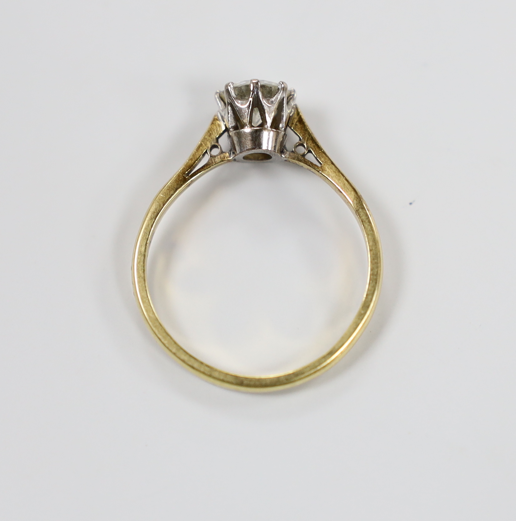 An 18ct and solitaire diamond set ring, size P/Q, gross weight 2.6 grams.